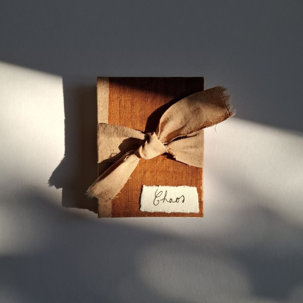 Un minizine en tissu teint fermé