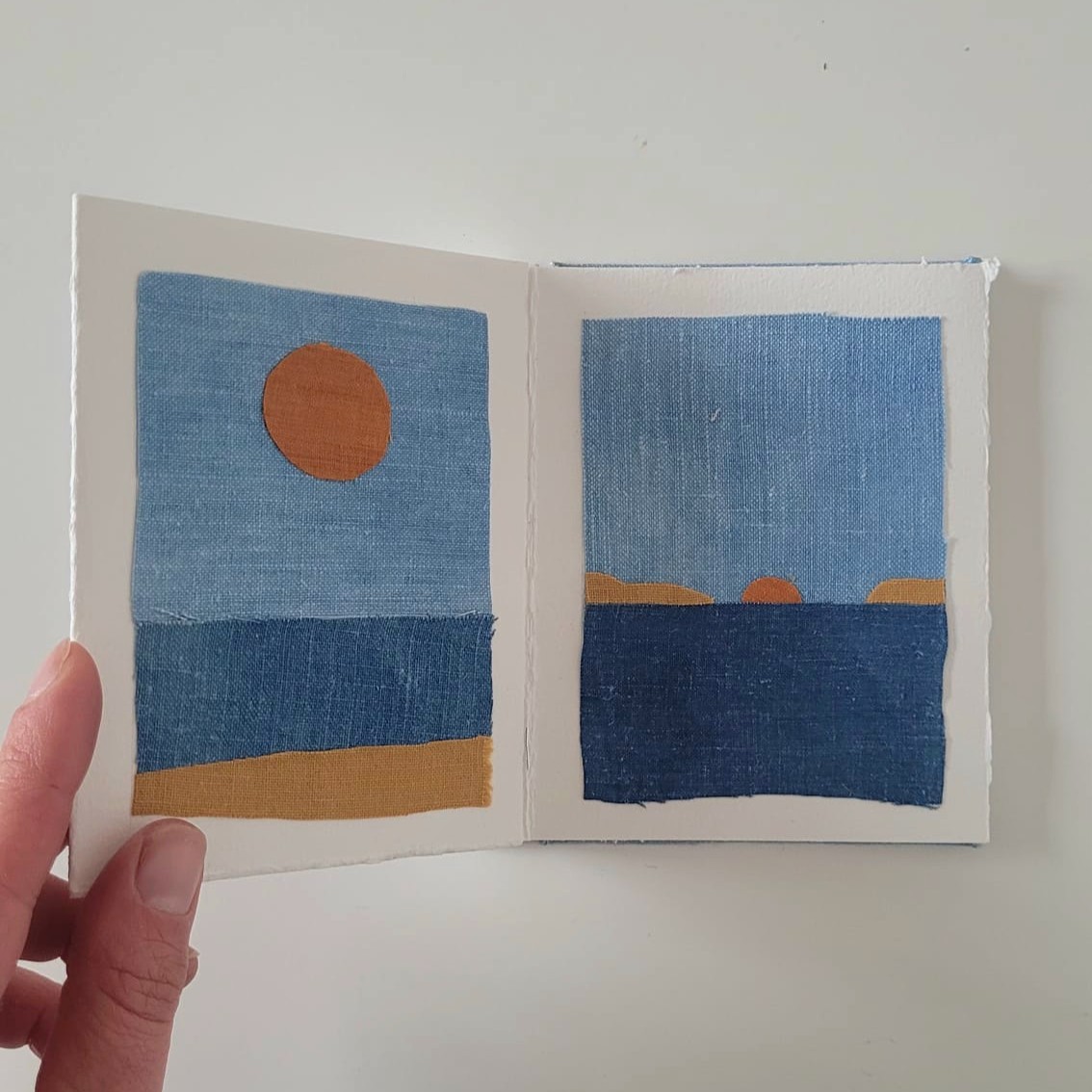 leporello avec des paysages de mer réalisés en tissus teints avec des plantes